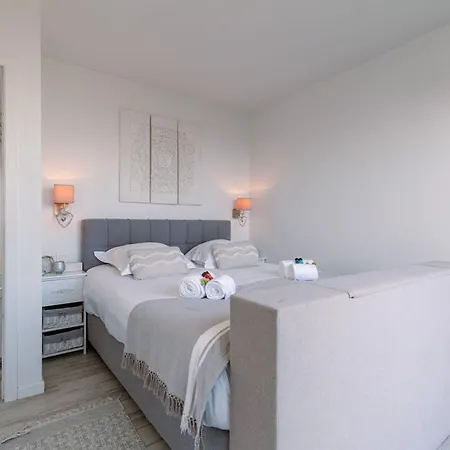 Huswell - Bright Penthouse With Two Terraces And Sea View Semesterbostad *